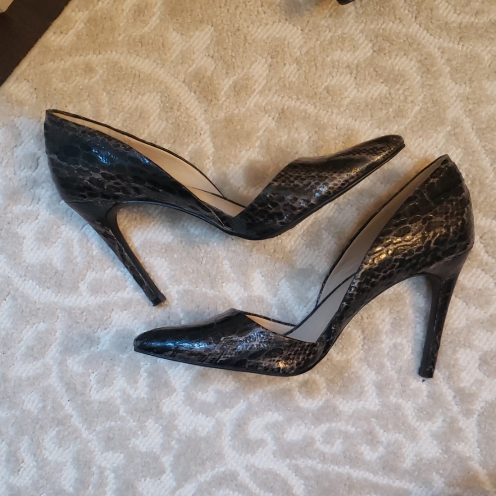 MIA brand pointy-toed snakeprint 4" heels